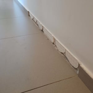 תיקון אריחים בקיר ליד הרצפה