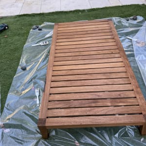 שולחן עץ על יריעת פלסטיק עם מברשות צבע