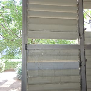 תריסים עם נוף של עצים ברקע