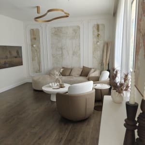 סלון מעוצב עם ריהוט מודרני וקירות מעוטרים