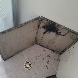 מסנני מזגן מלוכלכים מונחים על רצפה בחדר אמבטיה