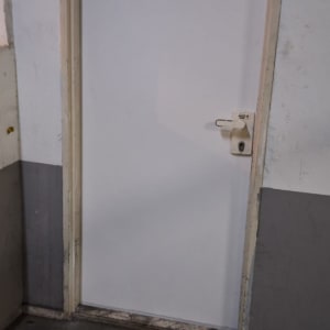 דלת עם ציפוי חדש במסגרת משקוף