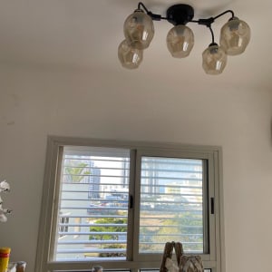 קיר גבס לבן עם חלון ומנורה