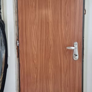 דלת עץ עם ידית מתכת
