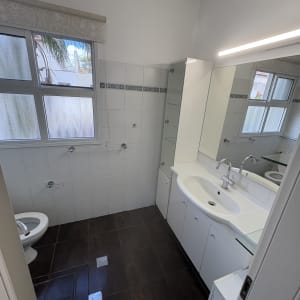 חדר אמבטיה נקי עם כיור ושירותים