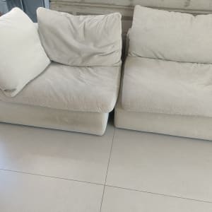 ספות בהירות על רצפה בהירה