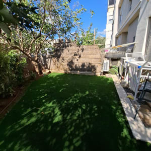 גינה עם דשא ועצים, ללא אנשים או טקסט.