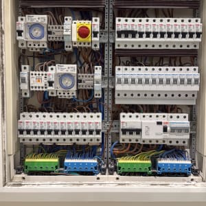 לוח חשמל עם מפסקים וחוטים צבעוניים