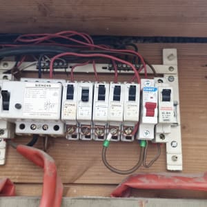 לוח חשמל עם מפסקים וחוטים חשמליים