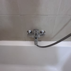 ברז אמבטיה עם צינור מקלחת