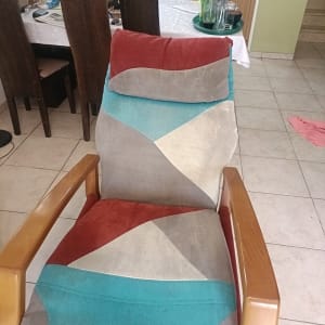 כיסא צבעוני בחדר אוכל עם שולחן וכיסאות