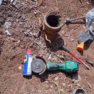 כלי עבודה של אינסטלטור, כולל דיסק חיתוך וצינור ישן