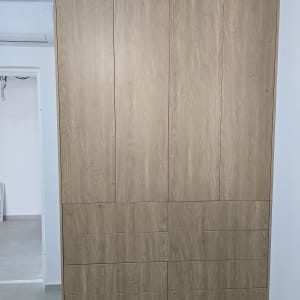 ארון עץ גדול עם דלתות סגורות