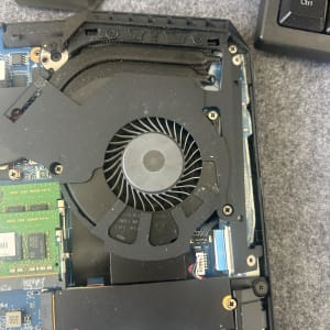 מאוורר ומעגלים בתוך מחשב נייד פתוח