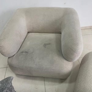 ספה מלוכלכת על רצפה לבנה