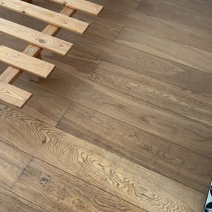 רצפת עץ עם מסגרת עץ עליונה