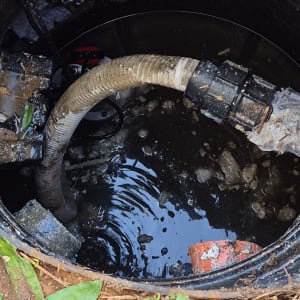 צינור ביוב בתוך בור עם מים ולכלוך