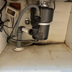 מערכת סילוק אשפה מתחת לכיור עם צינורות חיבור