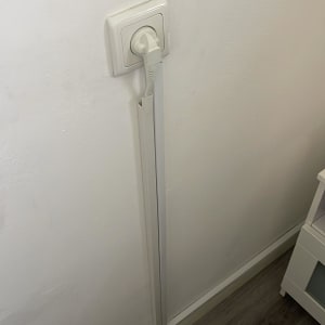 שקע חשמל עם כבל מחובר ותעלה לכבל