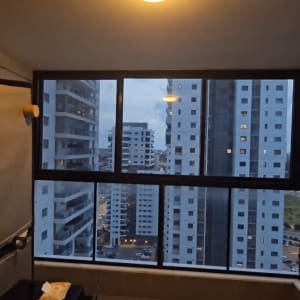 חלון אלומיניום גדול עם נוף לעיר