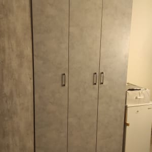 ארון בגדים עם שלוש דלתות בעיצוב מודרני