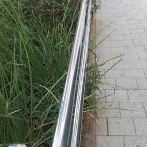 מעקה מתכת לאורך שביל מרוצף