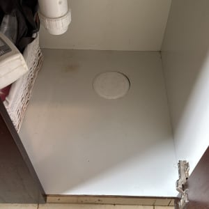 צנרת מתחת לכיור עם חיבורים