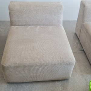 ספות אפורות עם דלי ירוק על רצפה אפורה
