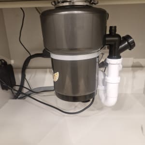 מתקן טוחן אשפה מתחת לכיור במטבח