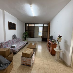 חדר עם קופסאות קרטון ורהיטים פשוטים