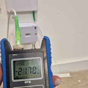 מד כוח אופטי ומחבר סיבים אופטיים על קיר