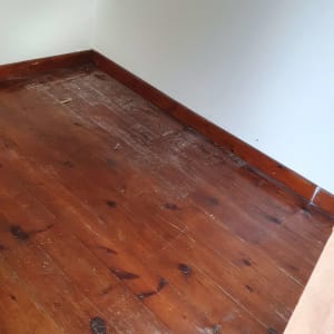 רצפת עץ מלוכלכת עם סימני אבק ולכלוך