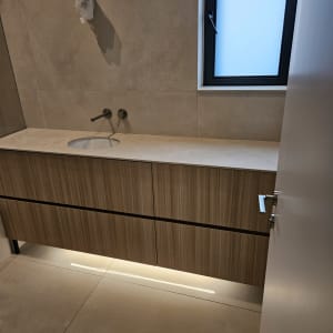 חדר אמבטיה עם כיור וברז, חלון פתוח