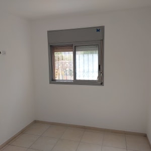 חדר ריק מרהיטים עם קירות צבועים מחדש בצבע לבן אחיד