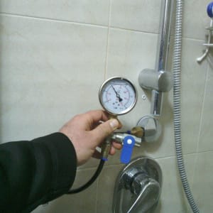 מד לחץ מים במקלחת לבדיקת נזילות