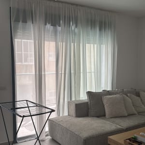 מנורה תלויה מהתקרה בחדר מגורים