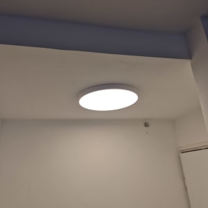 תאורה עגולה מותקנת בתקרה לבנה