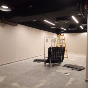 סולם צהוב, לוחות שחורים, קיר צבוע, תאורה תקרה