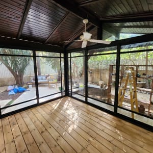 מסגרת אלומיניום לחלונות זכוכית בחדר שמש