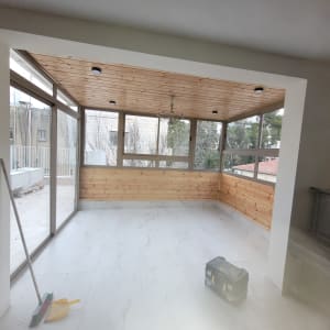 חלונות אלומיניום גדולים בחדר עם רצפת שיש