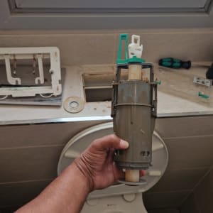 תיקון אסלה עם חלקים וכלים