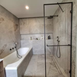 מקלחת עם ראש גשם ודלת זכוכית