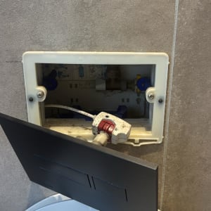 תיקון מערכת הדחה בשירותים עם לוח בקרה פתוח