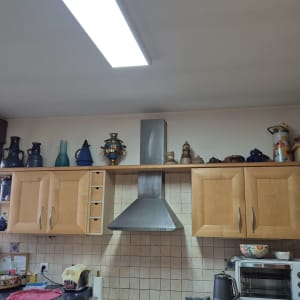 גוף תאורה מסוג פנל LED מותקן בתקרת המטבח