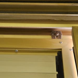 חלק עליון של תריס עם ברגים ומסגרת מתכת