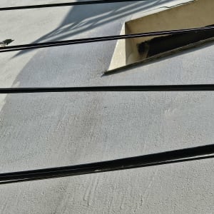 קיר עם חוטים חשמליים ופתח אטום