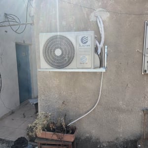 יחידת מיזוג אוויר מותקנת על קיר חיצוני