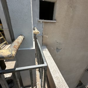 מעקה מתכת ליד חלון בבניין