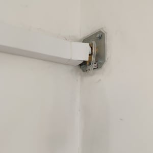 צינור ומחבר על קיר, חלק ממערכת מיזוג אוויר