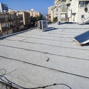 גג אטום עם יריעות ביטומניות ומתקנים סולאריים